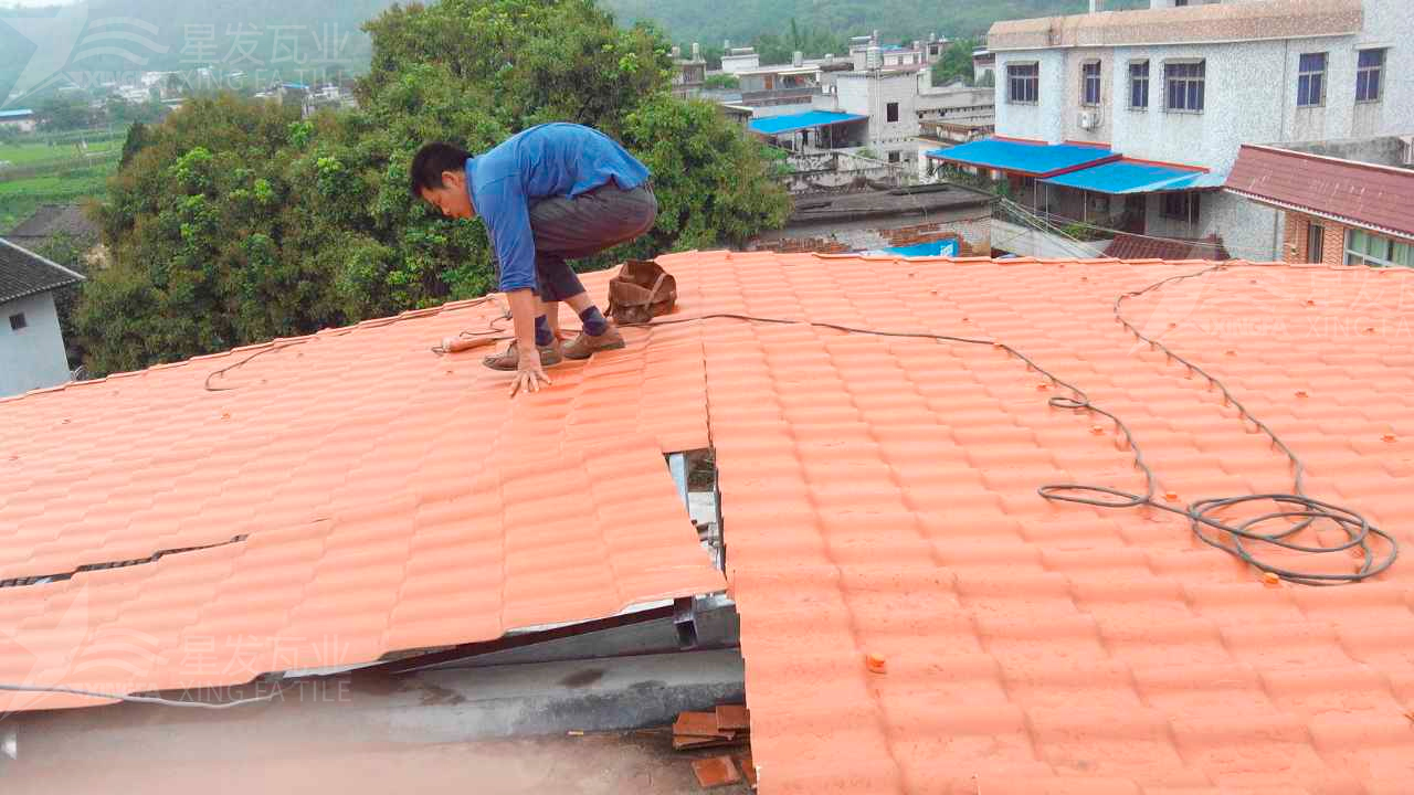屋頂鋪設(shè)安裝合成樹脂瓦時，牢牢記住這3點，就不怕屋頂出問題！